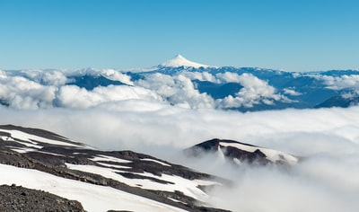 冰雪覆盖下的山蓝天白天
